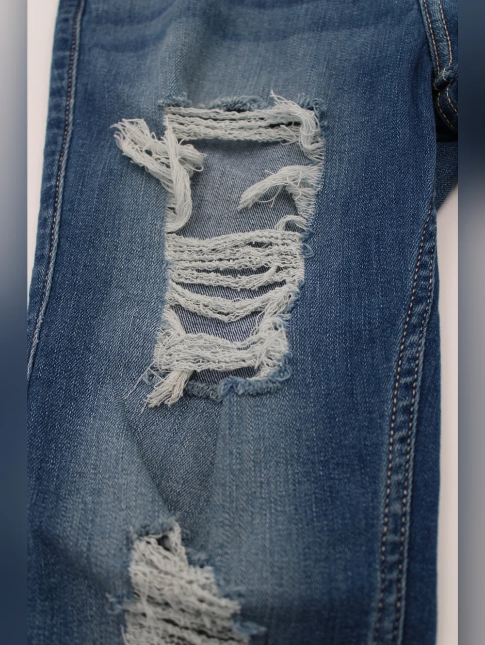 Hollister Medium Wash Distressed Skinny Jeans Size 6 (28R) - Picture 4 of 8
